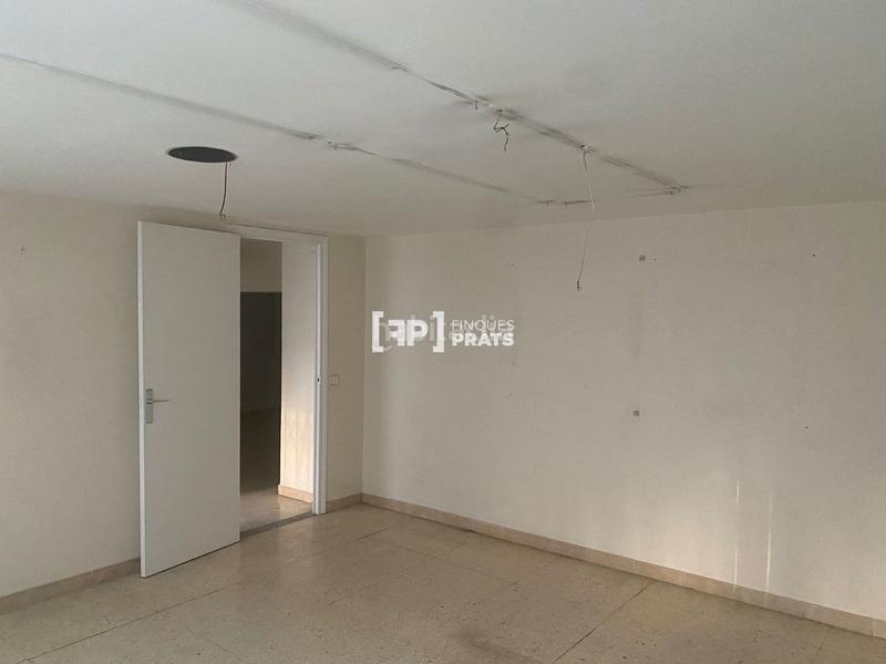 Foto efe6ba46-4aca-4a04-901e-d1187ddb1597. Local comercial a Joc de la Bola - Camps d'Esports Lleida