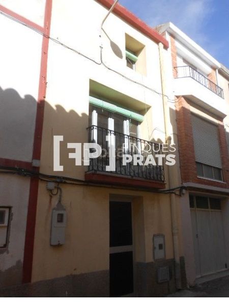 Foto 686648f1-56d0-4d71-aa8c-34187bd181f6. Casa amb aparcament a Almatret
