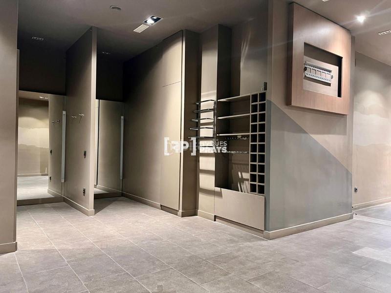 Foto f4e271f2-4082-4a9b-bcc1-f47fd0fe1765. Alquiler local comercial local en alquiler en zona alta en Lleida