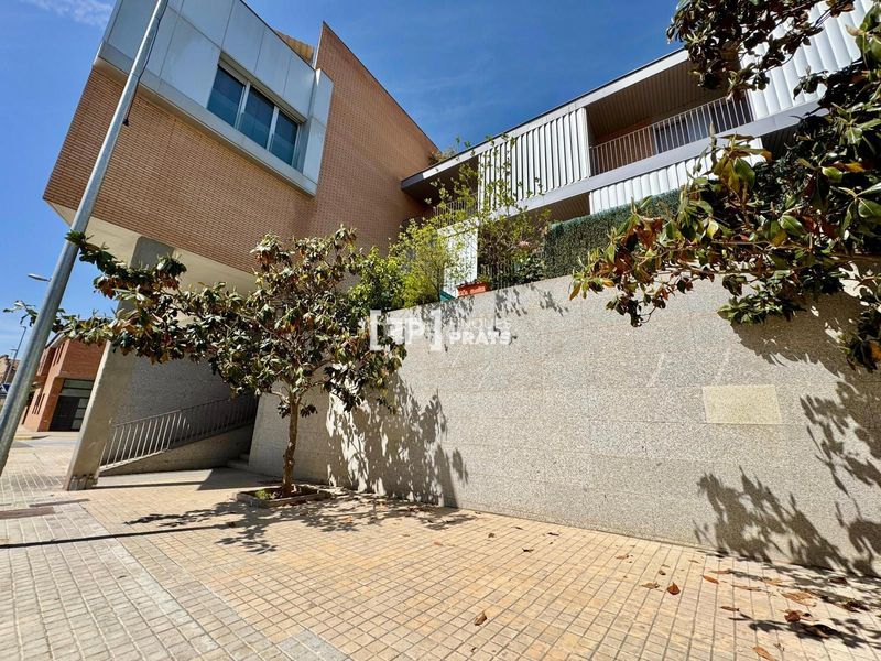 Foto ad19dd3a-9334-4962-8971-5c73e4467500. Dúplex amb calefacció aparcament a Rosselló