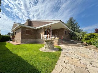 Chalet in Alpicat. Chalet en venta en urbanizacion buenos aires.