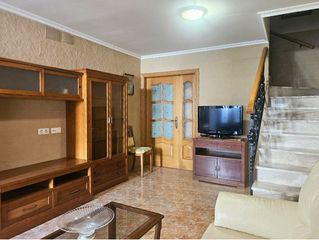 Casa aparellada  Carrer camí real. Casa independiente de 3 plantas con gran terraza en zona san pas