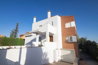 Xalet  Calle calle de la veleta. Chalet independiente parcela 850mts en la zubia laurel de la rei