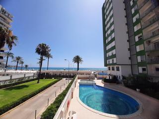 Apartament a Sant Antoni. Apartamento en 1ª línea, con piscina y parking comunitario.