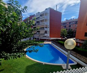 Ground floor in Carrer de narcís macià i domènech 25. Piso con piscina, parking y trastero