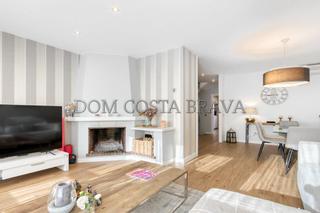 Reihenhaus  Del carrilet. Casa adosada en sarria de ter de 3 habitaciones dos baños comple