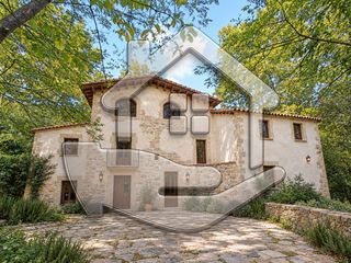 Masía  Carrer pau casals. Masia para reformar a olot