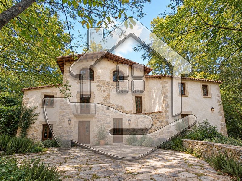 Foto 03b2f373-e67d-4651-bd58-67ea86c947f1. Masia a Olot