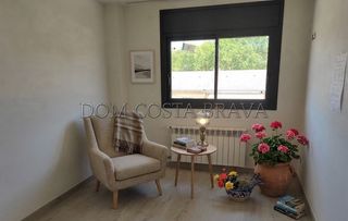 Reihenhaus  Carrer de rocabruna. Casa adosada de obra nueva de 4 habitaciones y 2 baños. certific