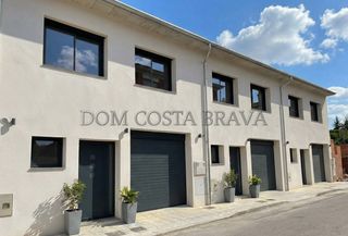 Maison jumelée  Carrer de rocabruna. Casa adosada de obra nueva de 4 habitaciones y 2 baños. certific