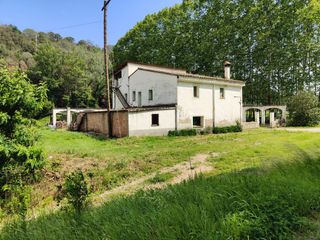 Chalet  Carrer del molí. La masía para reformar ubicada junto al bici carril de bescanó.