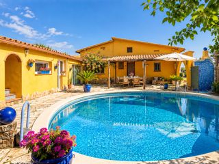 Chalet  Plaça de la vila. Magnífica casa de planta baja y piscina mas 4 apartamentos indep