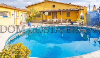 Chalet  Plaça de la vila. Magnífica casa de planta baja y piscina mas 4 apartamentos indep