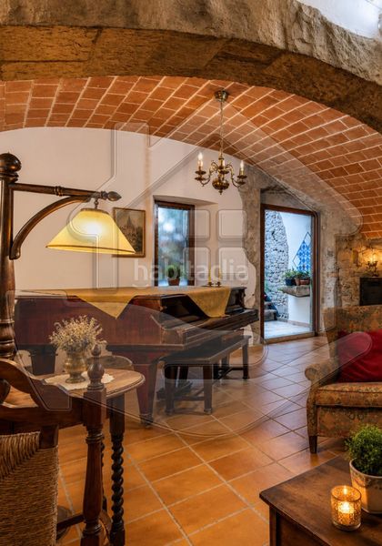 Foto b6b22f5b-75a5-4183-9e12-c53928fa30a5. Casa adossada amb xemeneia calefacció a Vilablareix