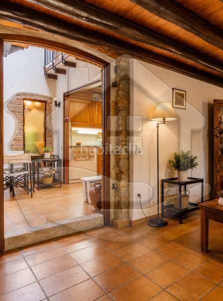 Foto ea1cde22-1805-4d09-ad7c-8d2eda7ec492. Casa adossada amb xemeneia calefacció a Vilablareix