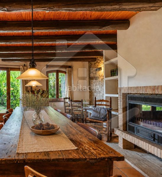 Foto fe652443-00d5-4aab-a2ce-74d927ecee4a. Casa adossada amb xemeneia calefacció a Vilablareix