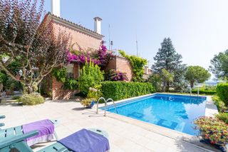 Chalet à Carrer albéniz 12. Casa unifamiliar con piscina privada en una de las mejores zonas