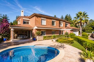 Chalet  Carrer albéniz 2. Casa unifamiliar con piscina privada en una de las mejores zonas