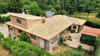 Chalet  Guepard. Dos casa independientes en una parcela con jardín en vallcanera