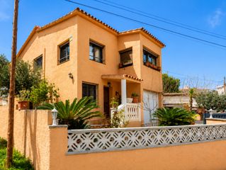 Casa  Carrer arquímedes. Casa independiente con vistas al mar en els grecs (roses)  de 4