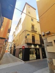 Casa  Carrer alta maduixa 8. Casa esquinera en el centro de olot para reformar.