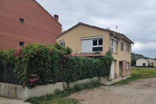 Chalet  Santa sabina. Casa unifamiliar a pla de dalt de olot con jardín.