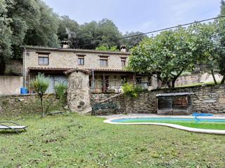 Masia  Gip-5244. Casa rural con piscina de 5 habitaciones y dos baños.
