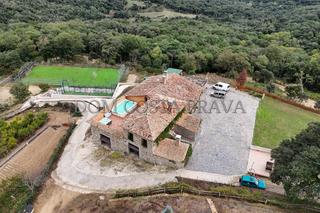 Masia  Camino. Masia en agullana, con 100 hectáreas de terreno fronteriza con f