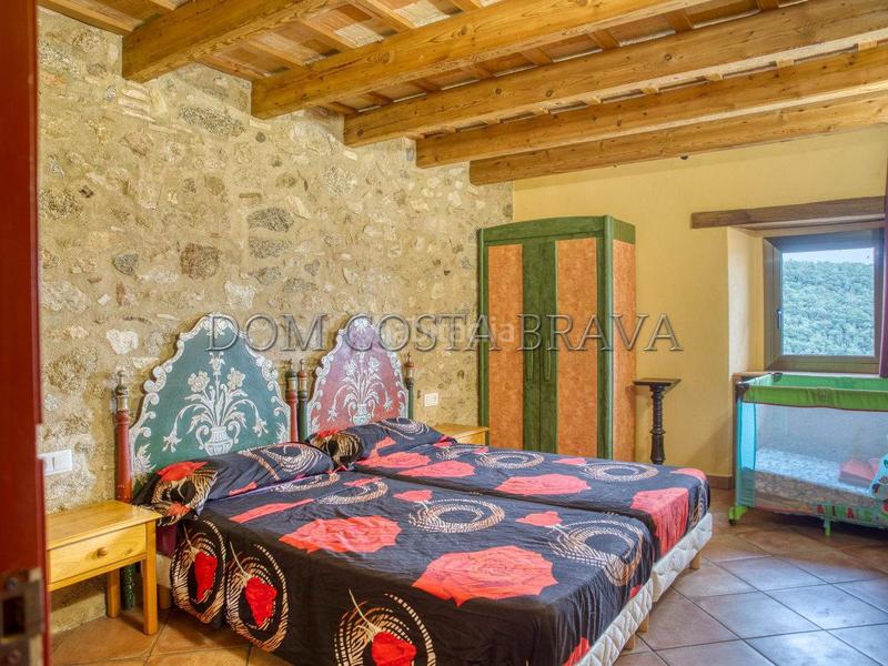 Foto 0c43ca99-4687-4b59-ab22-53718238f925. Masía masia , con 100 hectáreas de terreno fronteriza con francia vistas despejadas en Agullana