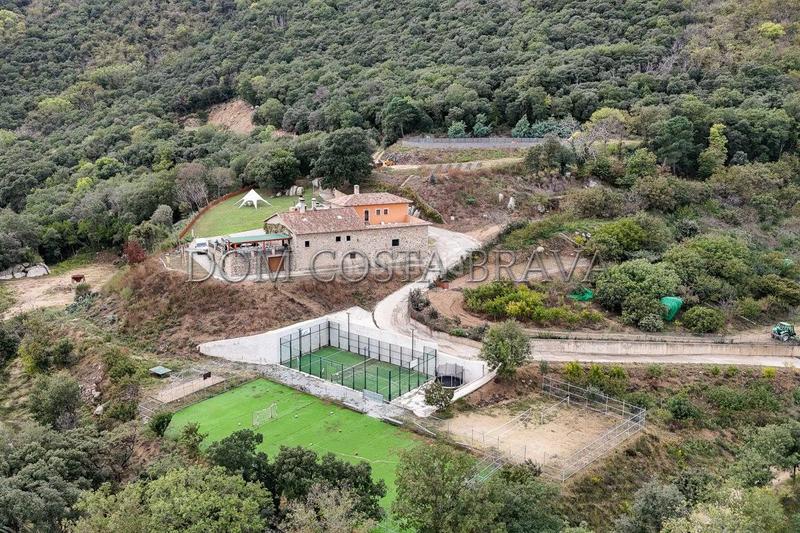 Foto 16d9f6bc-ab4b-41b4-8aed-dbf49918bb5e. Masía masia , con 100 hectáreas de terreno fronteriza con francia vistas despejadas en Agullana