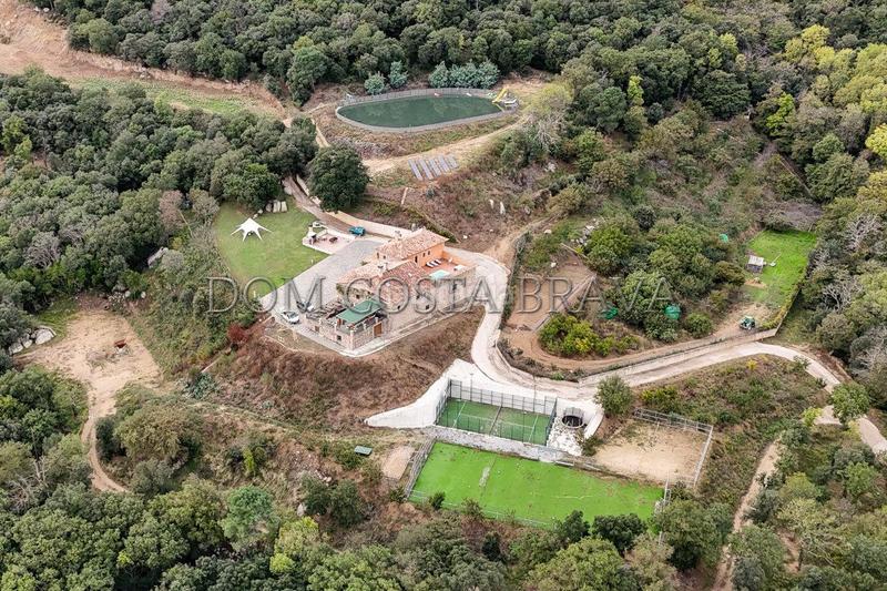 Foto 9180e261-ab1a-4f7f-99c0-2fd9f7d35d2f. Masía masia , con 100 hectáreas de terreno fronteriza con francia vistas despejadas en Agullana