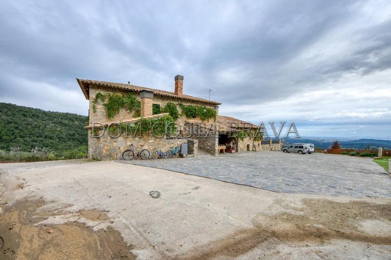 Foto cfe10c03-cf40-4f0f-bbae-818676d38ccd. Masía masia , con 100 hectáreas de terreno fronteriza con francia vistas despejadas en Agullana