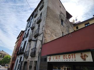 Casa adossada  Llosa. Edificio ocupado illigalmente.