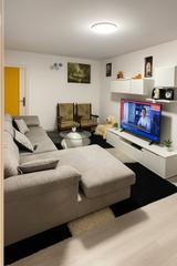 Apartament  De les tries. Piso en les tries de tres habitaciones y un baño.