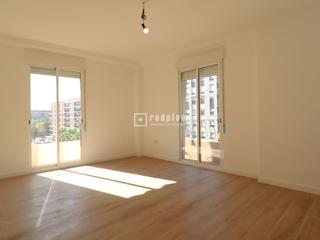 Location Appartement  Luis oliag. Amplio piso en alquiler, con 4 habitaciones y 2 balcones, muy lu