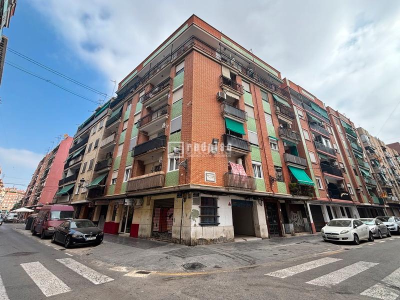 Foto 9626b5e7-7fef-4f38-9b06-c561b8532a66. Local comercial  a la venta en calle torrevieja. en Valencia