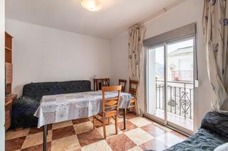 Casa  Calle angel. Bonita casa con 3 habitaciones, 2 baños, salón y patio situada e