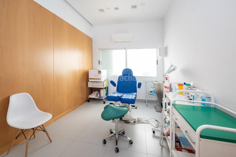 Foto 18bff8ce-5ada-425c-ade9-f416a17ece9e. Local comercial a la venta local comercial en Cervantes Granada