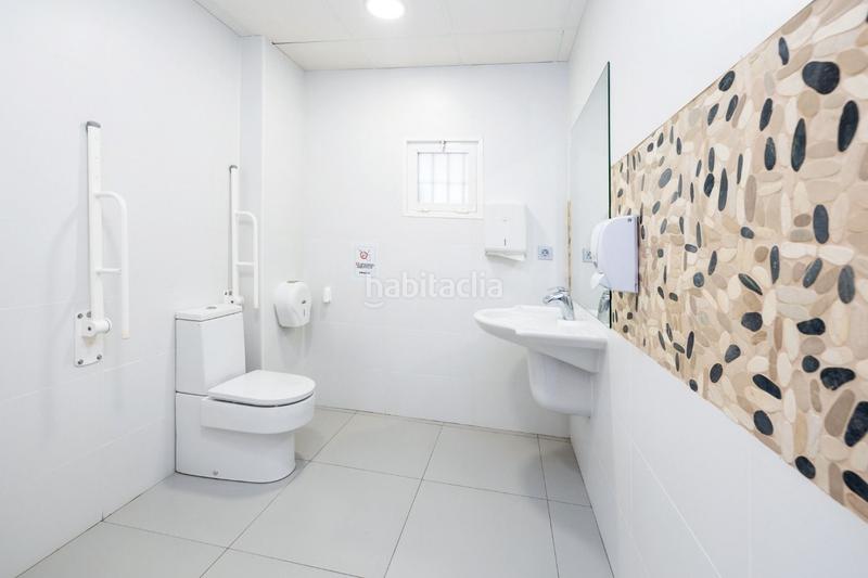 Foto 20eb0393-5e49-41db-9529-5c2223ece01f. Local comercial a la venta local comercial en Cervantes Granada