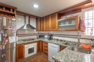 Casa aparellada a Calle alhamar 11. Adosada en el centro de peligros