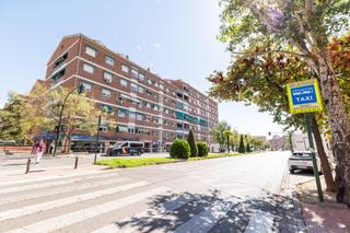 Flat  Juan pablo ii 8. Piso de 4 habitaciones con garaje y trastero junto al hospital d