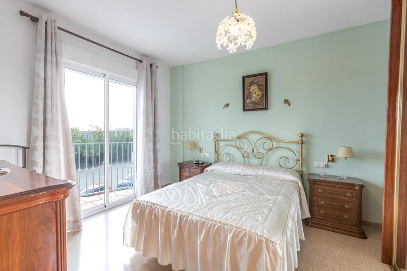Foto bf222d20-e2c9-4ec6-802a-2e3f9fe0e21c. Casa adossada amb aparcament a Maracena