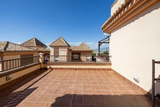 Reihenhaus in Paseo pedro verde 2. Ponemos a la venta esta preciosa casa en urbanizacion cerrada, c