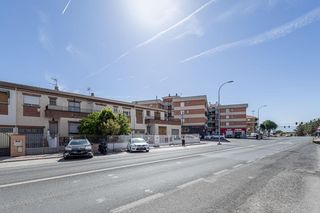 Maison jumelée à Calle la redonda 41. Casa adosada con cochera y patio en pinos puente