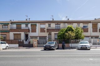 Semi detached house  Calle la redonda 41. Casa adosada con cochera y patio en pinos puente