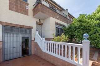 Casa adossada a Calle la redonda 41. Casa adosada con cochera y patio en pinos puente