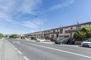 Casa a schiera in Calle la redonda 21. Casa adosada con cochera y patio en pinos puente