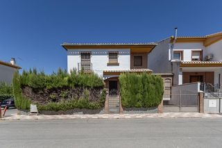 Doppelhaus in Calle calle cristóbal colón 4. Casa pareada de 195 m2 con 3 dormitorios, 3 baños y cochera en p