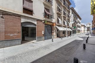 Local Comercial a Calle real 7. Local en plena calle real de santa fe