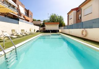 Casa adossada a Calle calle despeñaperros 14a. Casa adosada ideal en urbanización con piscina
